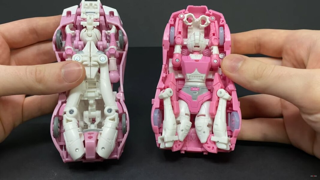 Transformers Studio Series 86 Arcee In Hand Image  (28 of 34)