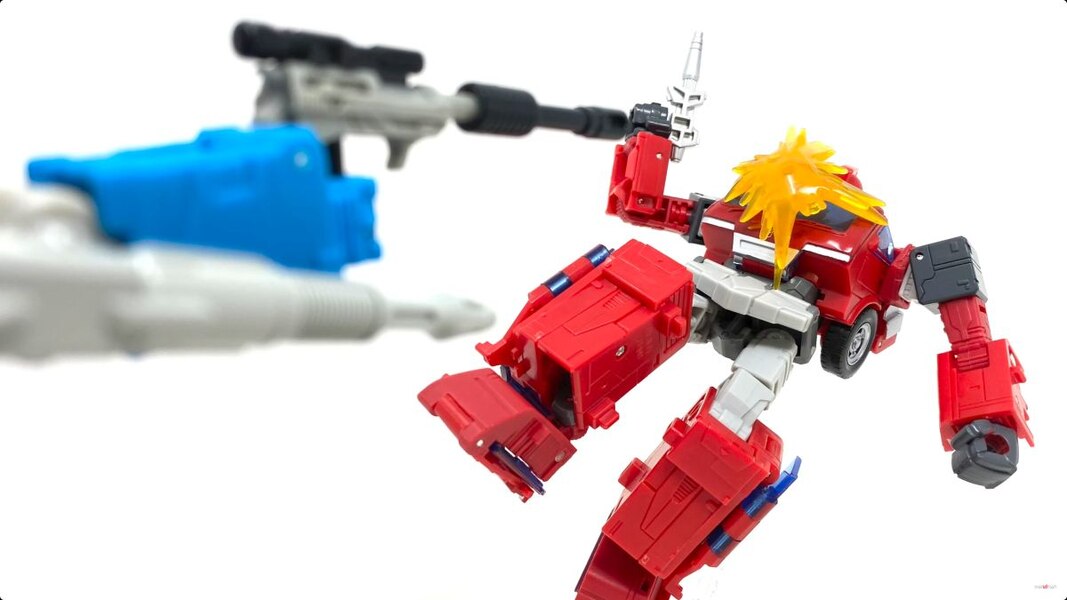 Studio Series 86 Ironhide Voyager In Hand Image  (7 of 56)