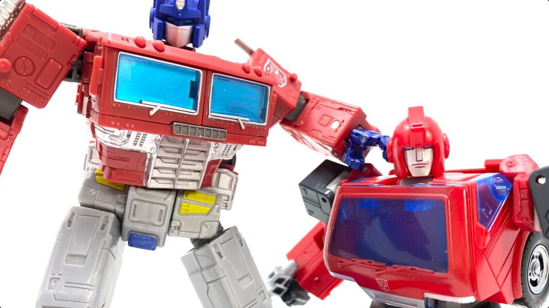 Studio Series 86 Ironhide Voyager In Hand Image  (8 of 56)