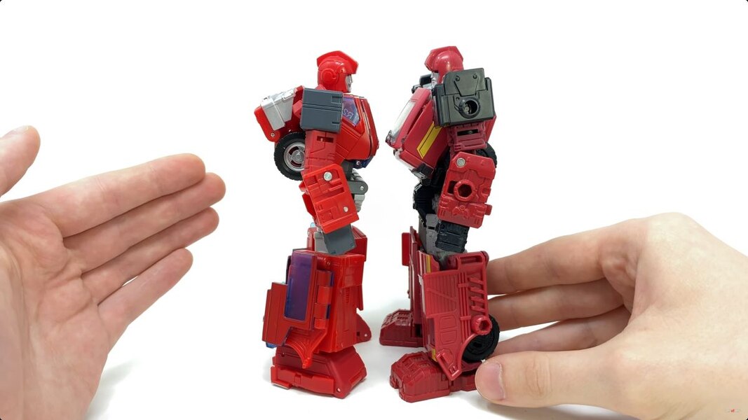 Studio Series 86 Ironhide Voyager In Hand Image  (19 of 56)