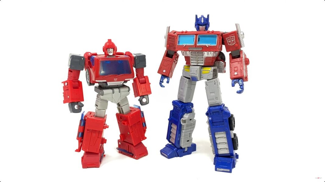 Studio Series 86 Ironhide Voyager In Hand Image  (28 of 56)