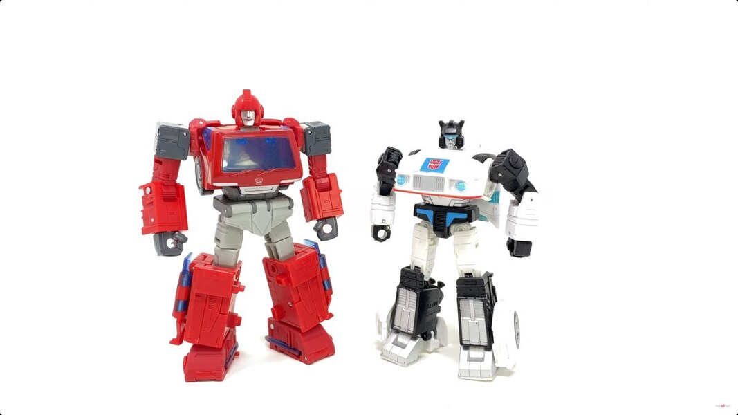 Studio Series 86 Ironhide Voyager In Hand Image  (32 of 56)