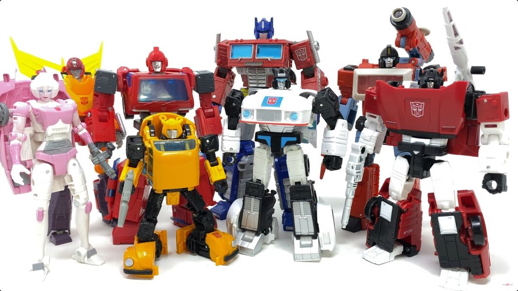 Studio Series 86 Ironhide Voyager In Hand Image  (34 of 56)