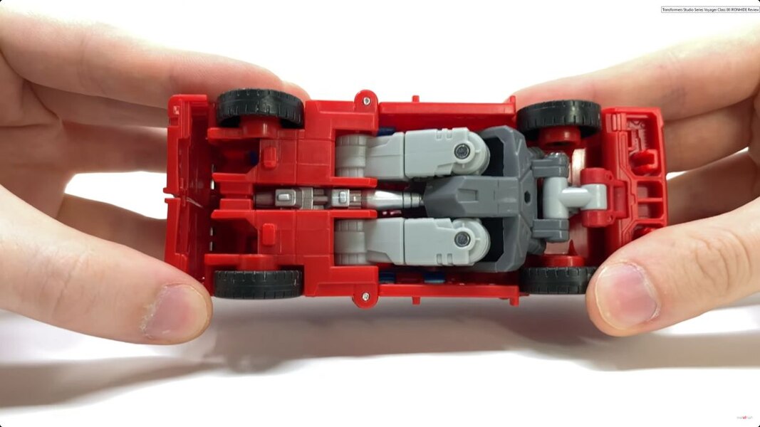 Studio Series 86 Ironhide Voyager In Hand Image  (35 of 56)