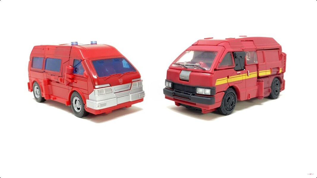 Studio Series 86 Ironhide Voyager In Hand Image  (38 of 56)