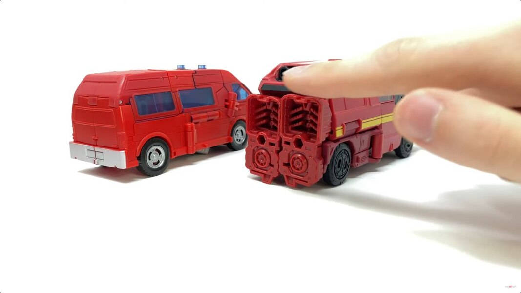 Studio Series 86 Ironhide Voyager In Hand Image  (41 of 56)