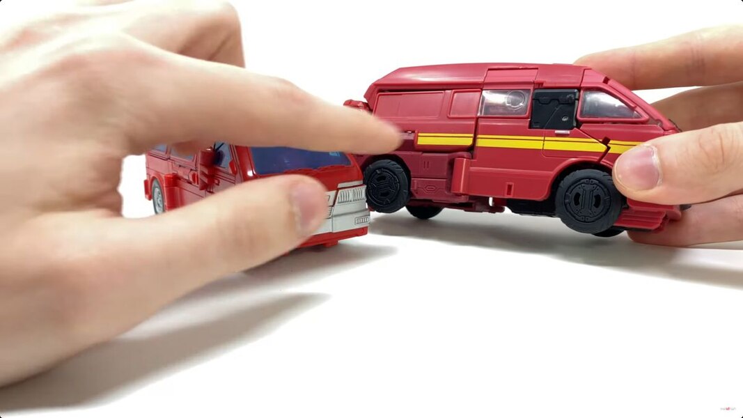 Studio Series 86 Ironhide Voyager In Hand Image  (42 of 56)