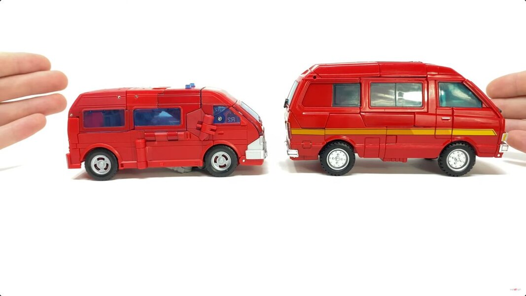 Studio Series 86 Ironhide Voyager In Hand Image  (55 of 56)