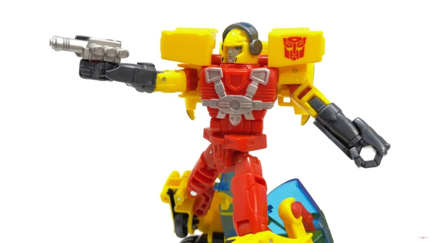 Transformers Legacy: Evolution Deluxe Armada Universe Hot Shot In-Hand  Images - Transformers News - TFW2005