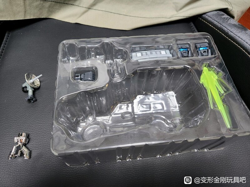 In Hand Image Of Transformers Masterpiece MP 56 Trailbreaker  (5 of 22)