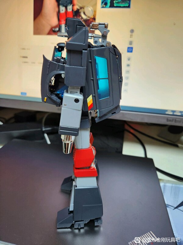 In Hand Image Of Transformers Masterpiece MP 56 Trailbreaker  (21 of 22)