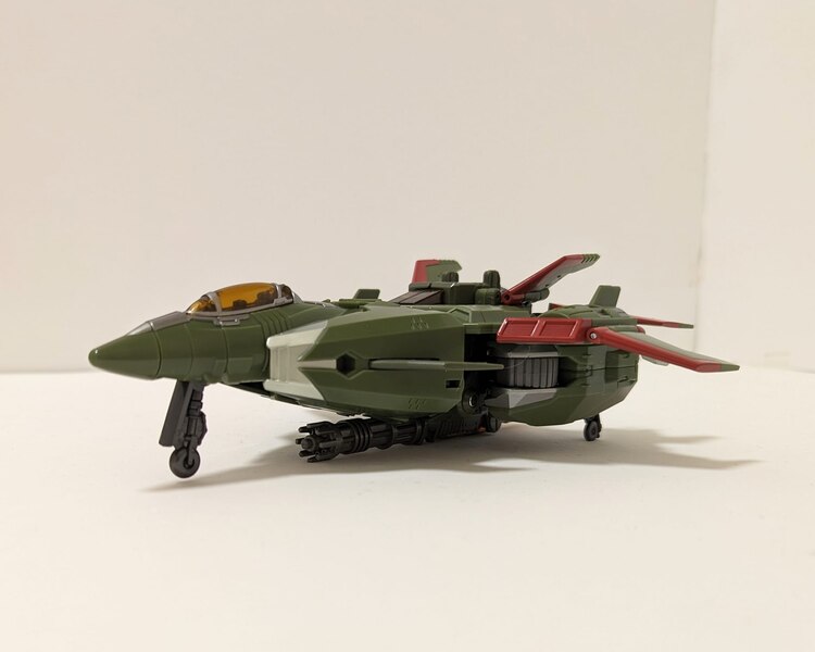 In Hand Image Of Transformers Legacy Evolution Skyquake  (2 of 5)