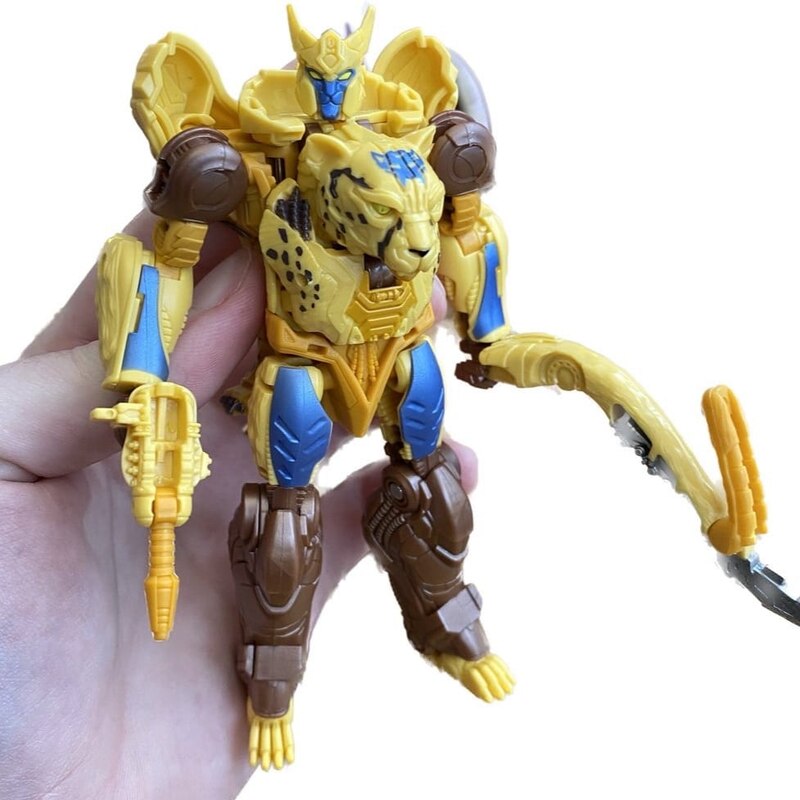Transformers: Rise of the Beasts Cheetor In-Hand Robot Mode Images