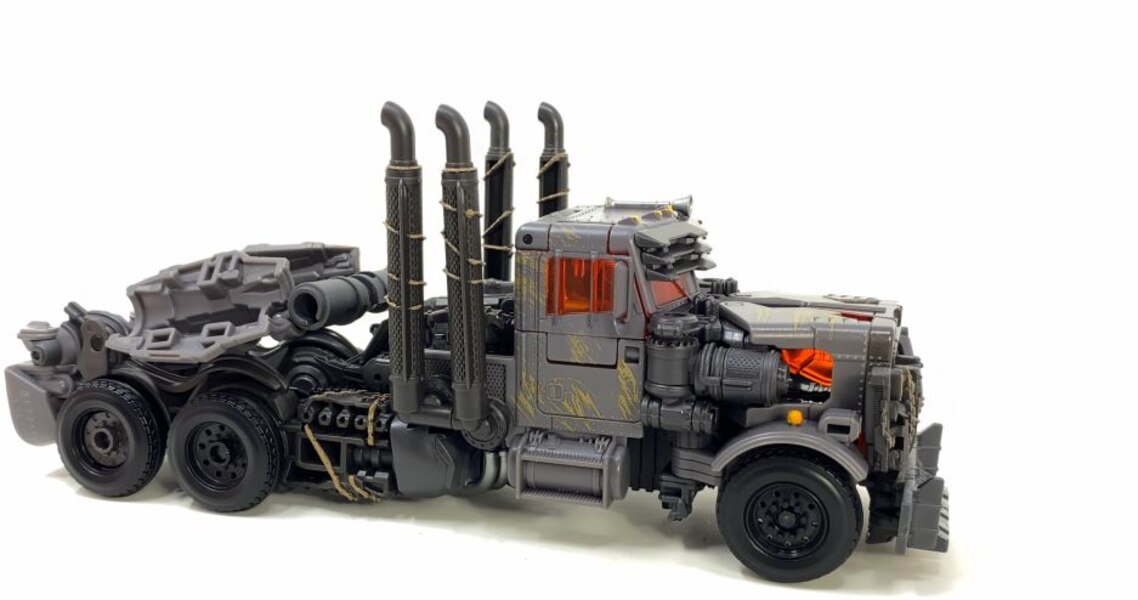 In Hand Image Of  Studio Series Rise Of The Beasts Scourge  (39 of 49)