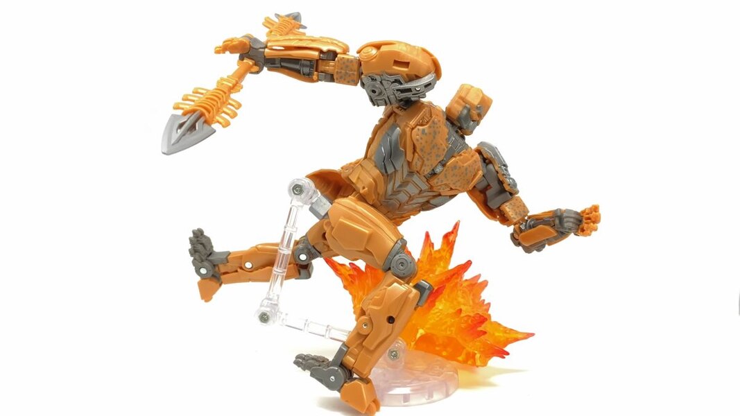 In Hand Image Of Studio Series Rise Of The Beasts 98 Cheetor  (16 of 51)
