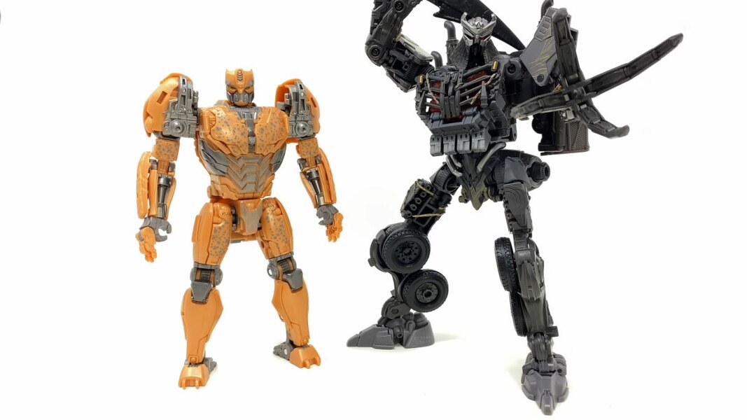 In Hand Image Of Studio Series Rise Of The Beasts 98 Cheetor  (34 of 51)