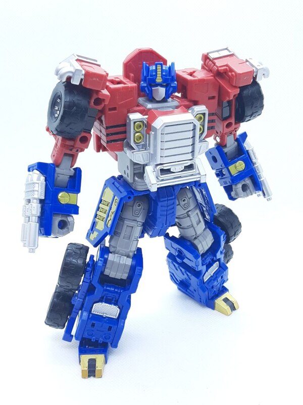 New In Hand Images Of Legacy Evolution Commander Armada Optimus Prime  (4 of 49)