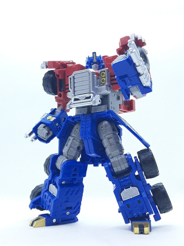 New In Hand Images Of Legacy Evolution Commander Armada Optimus Prime  (5 of 49)