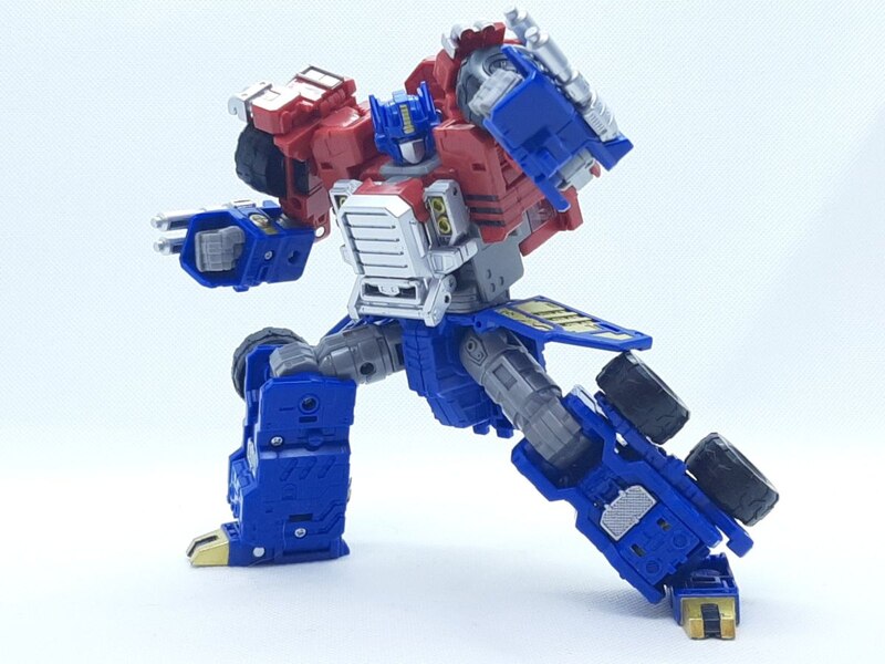 New In Hand Images Of Legacy Evolution Commander Armada Optimus Prime  (6 of 49)