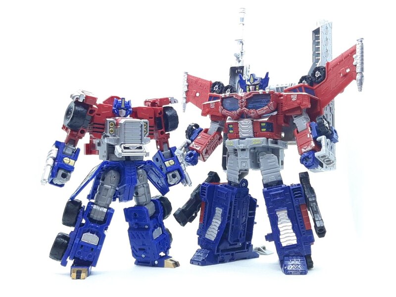 New In Hand Images Of Legacy Evolution Commander Armada Optimus Prime  (15 of 49)