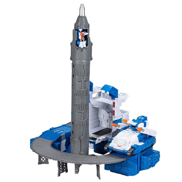 Transformers Generations Selects Titan Class Guardian Robot Lunar Tread  (2 of 39)