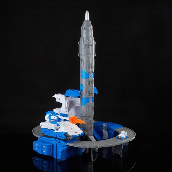 Transformers Generations Selects Titan Class Guardian Robot Lunar Tread  (4 of 39)