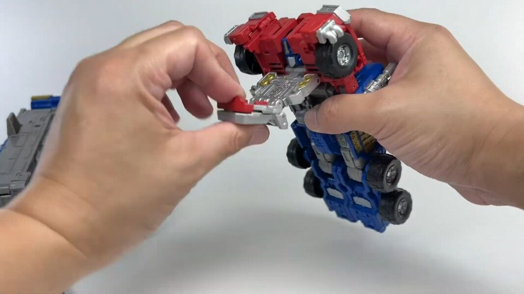 Image Of Legacy Evolution Commander Class Armada Optimus Prime  (34 of 87)
