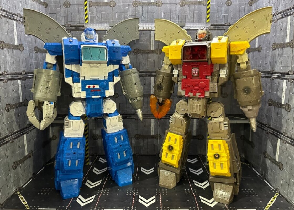 Generation Selects Titan Guardian In-Hand Images Compared with SIEGE Omega Supreme