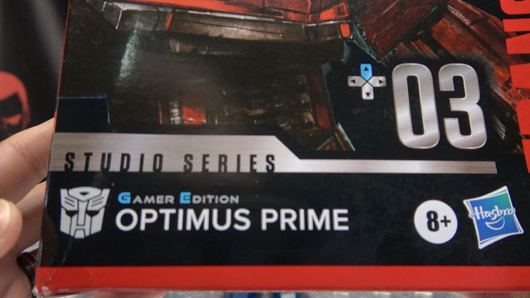 Image Of Gamer Optimus Prime In Hand Video Review From Transformers Studio Series  (3 of 37)