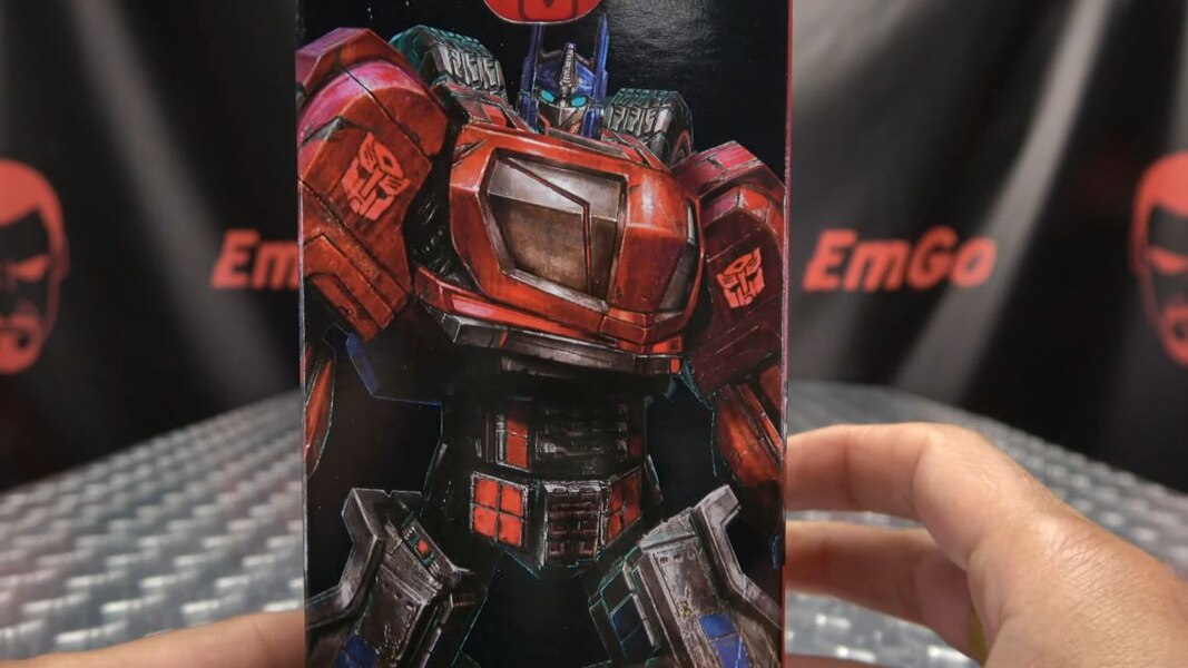 Image Of Gamer Optimus Prime In Hand Video Review From Transformers Studio Series  (4 of 37)