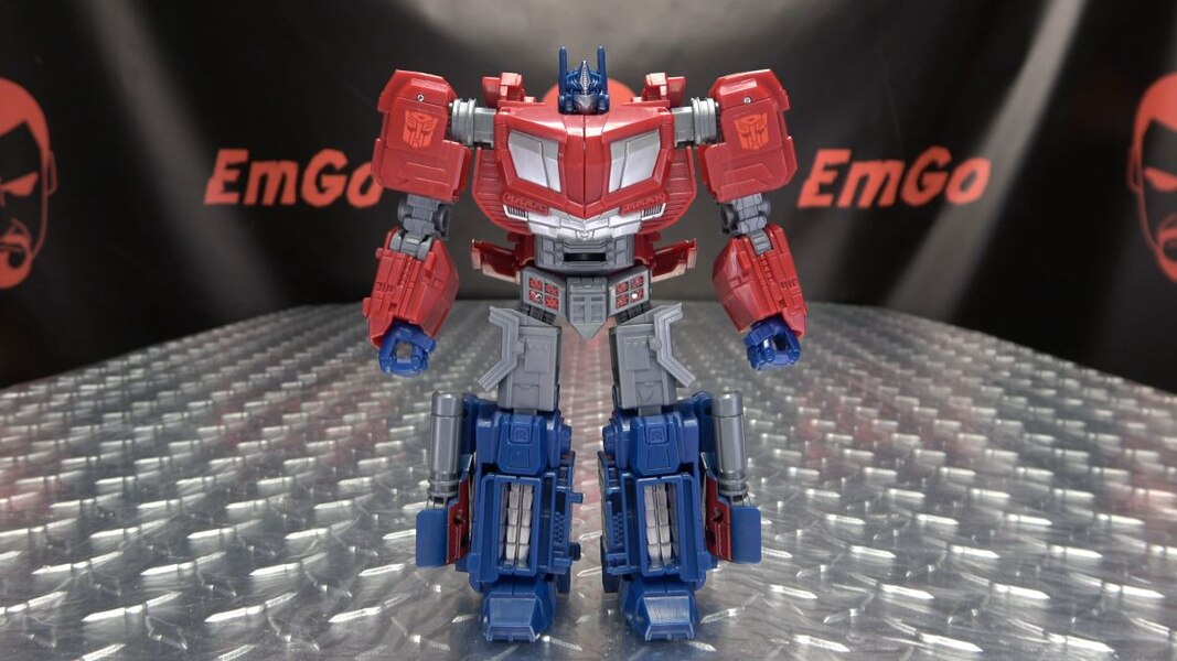 Image Of Gamer Optimus Prime In Hand Video Review From Transformers Studio Series  (10 of 37)