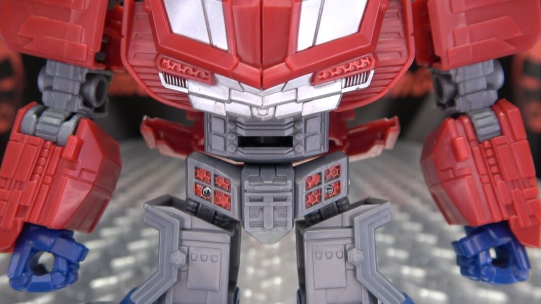 Image Of Gamer Optimus Prime In Hand Video Review From Transformers Studio Series  (11 of 37)