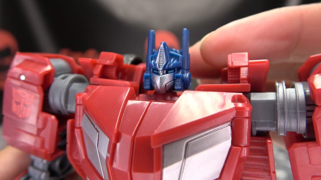 Image Of Gamer Optimus Prime In Hand Video Review From Transformers Studio Series  (13 of 37)