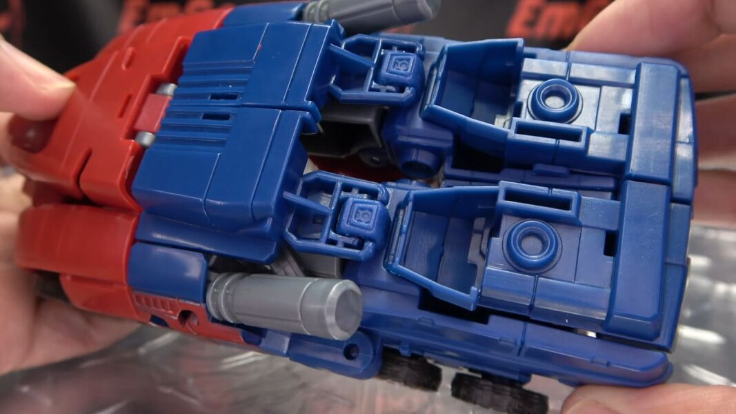 Image Of Gamer Optimus Prime In Hand Video Review From Transformers Studio Series  (20 of 37)