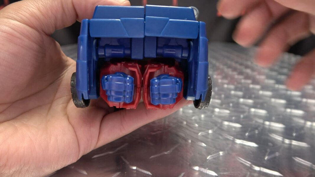 Image Of Gamer Optimus Prime In Hand Video Review From Transformers Studio Series  (22 of 37)
