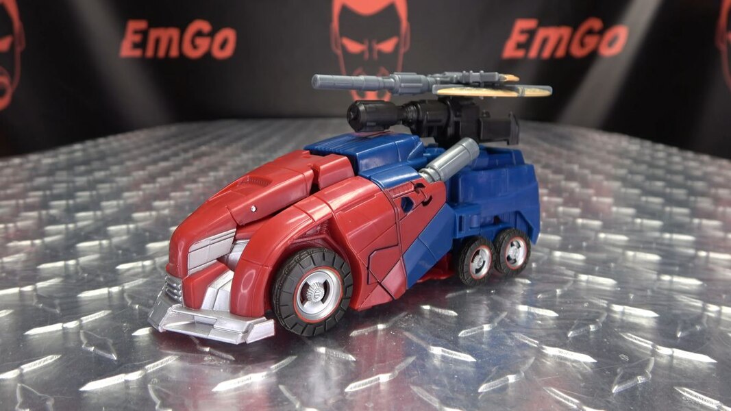 Image Of Gamer Optimus Prime In Hand Video Review From Transformers Studio Series  (27 of 37)