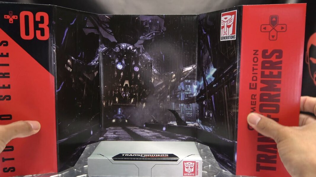 Image Of Gamer Optimus Prime In Hand Video Review From Transformers Studio Series  (28 of 37)