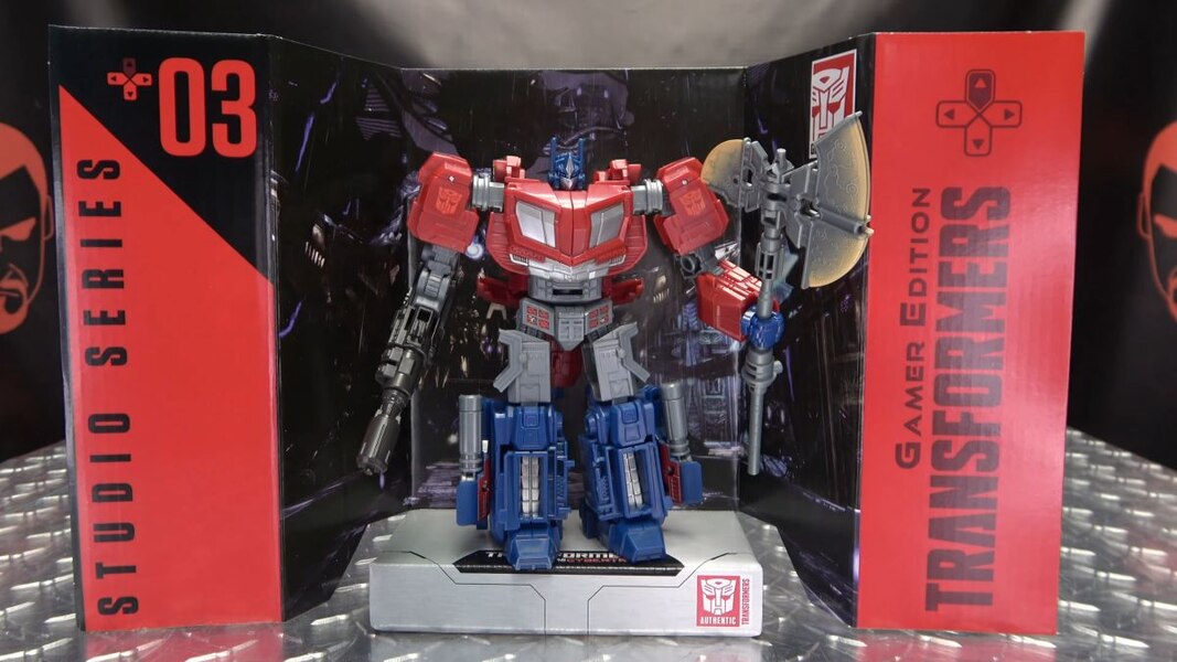 Image Of Gamer Optimus Prime In Hand Video Review From Transformers Studio Series  (30 of 37)