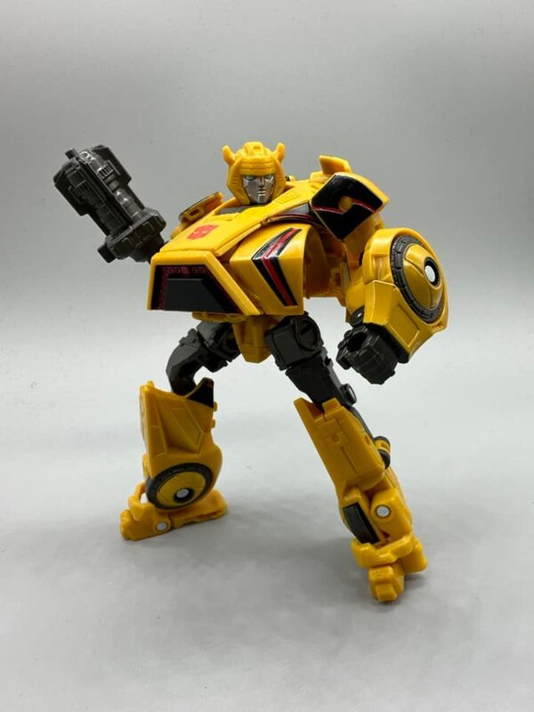 Image Of Gamer 01 Bumblebee Deluxe Class From Transformers Studio Series  (13 of 25)
