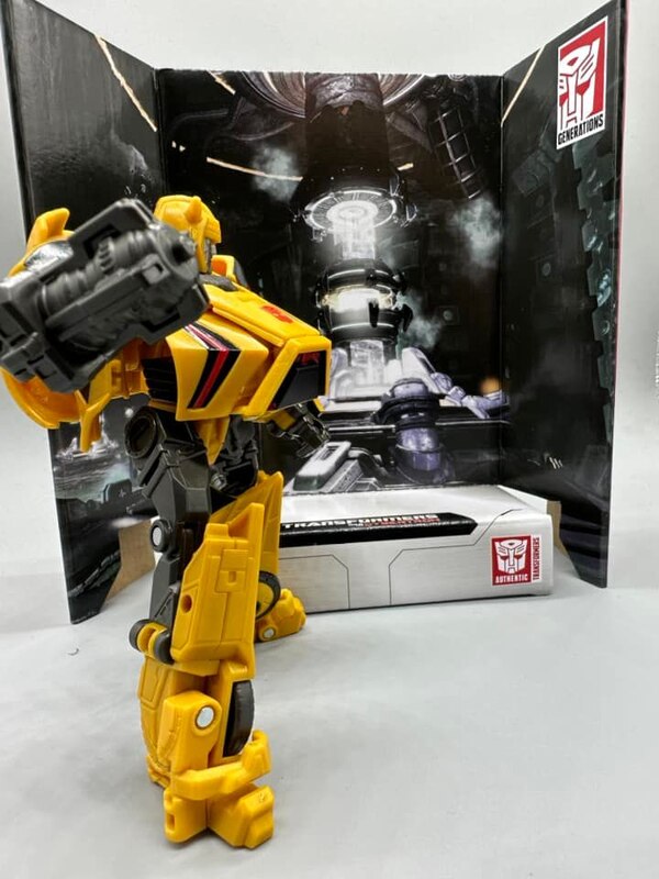 Image Of Gamer 01 Bumblebee Deluxe Class From Transformers Studio Series  (21 of 25)