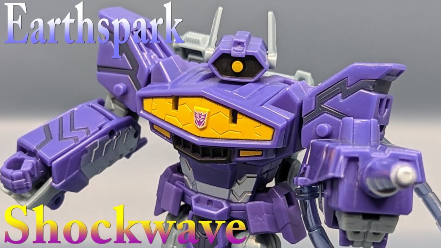 Chuck's Reviews Transformers Earthspark Deluxe Class Shockwave