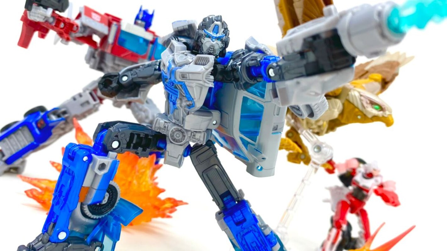 Deluxe Mirage In-Hand Images & Video from Transformers: Rise of the Beasts