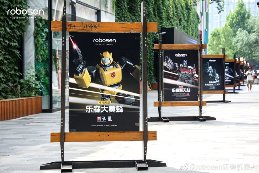 Image Of Robosen G1 Bumblebee Transformers Auto Converting Performance Figure  (8 of 9)