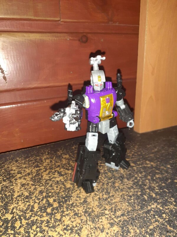 Image Of Bombshell Deluxe  From Transformers Legacy Evolution  (4 of 17)