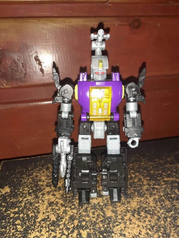Image Of Bombshell Deluxe  From Transformers Legacy Evolution  (5 of 17)