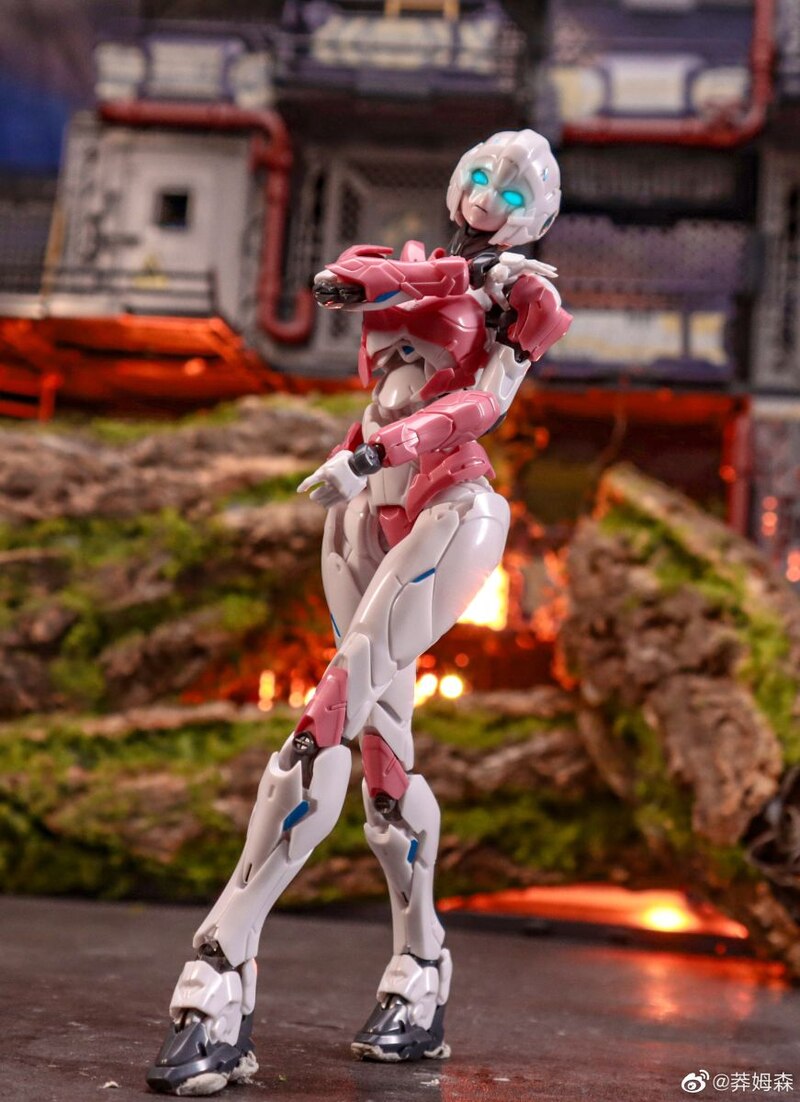 Furai Arcee In-hand Images & Stop-Motion Video of Flame Toys ...