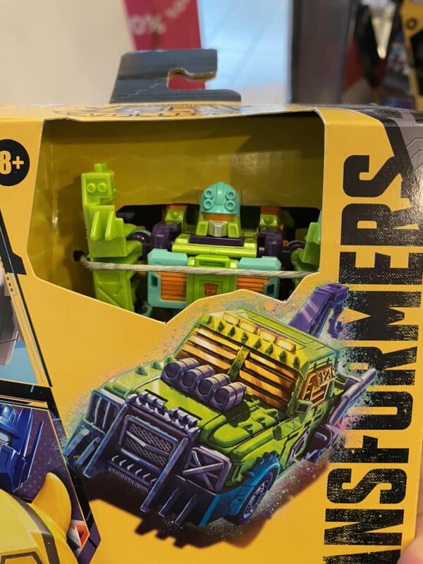 Image Of Tow Line 2000 Universe Box From Transformers Buzzworthy Bumblebee Legacy Release  (3 of 3)