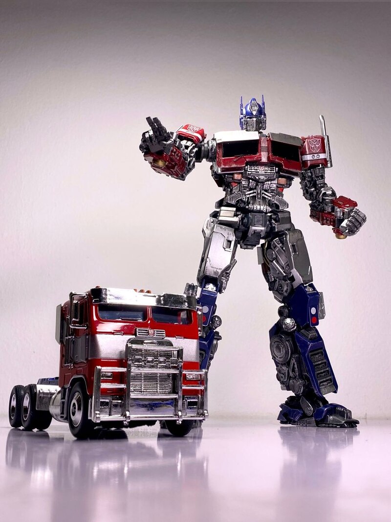 Jada Toys Transformers: Rise of the Beasts 1/32 Optimus Prime In-Hand Images