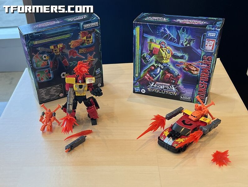 Powerlinx Hot Shot & Jolt Reveal From Transformers Legacy At SDCC 2023  (2 of 4)