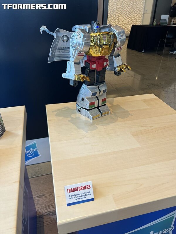Powerlinx Hot Shot & Jolt Reveal From Transformers Legacy At SDCC 2023  (3 of 4)